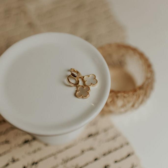 Elizabeth Clover Earrings - WonderingCloth
