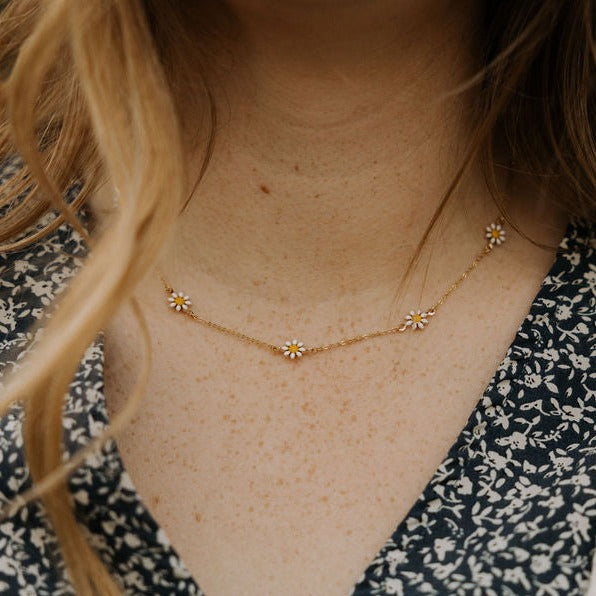 Carolina Daisy Necklace - WonderingCloth